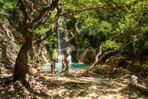 Στο φαράγγι της Νέδας και τον μεγάλο καταρράκτη στον οποίο συγκεντρώνεται ο περισσότερος κόσμος