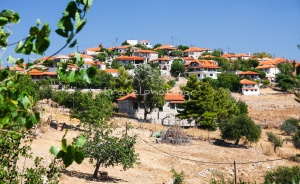 To  χωριό Αυλώνα, στον δρόμο μας για το φαράγγι της Νέδας