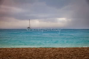 Ιστιοπλοικό στη παραλία Πορτο Κατσίκι στη Λευκάδα καταιγίδα