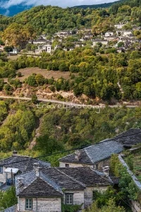 Το Μεγάλο Πάπιγκο όπως φαίνεται από το Μικρό Πάπιγκο στα Ζαγοροχώρια