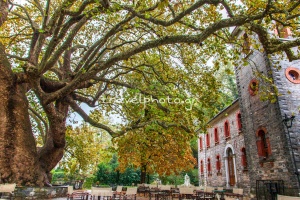 Τσαγαραδα, πλατεια-Αγιας Παρασκευης το φθινόπωρο