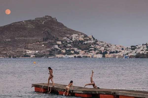 Από τα Άλιντα με θέα την πανσέληνο που ξεπροβάλει πάνω από το Κάστρο και την Αγία Μαρίνα.