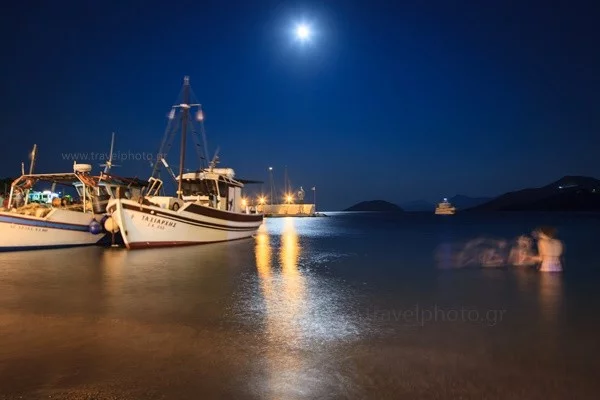 Στο Παντέλι, σε τραπεζάκι δίπλα στη θάλασσα περιμένοντας με άγωνία και άδειο στομάχι τα πεντανόστιμα θαλασσινά. 
