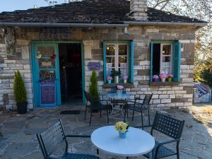 Παραδοσιακό καφενείο η Μεζαρία στο Καπέσοβο Ζαγορίου