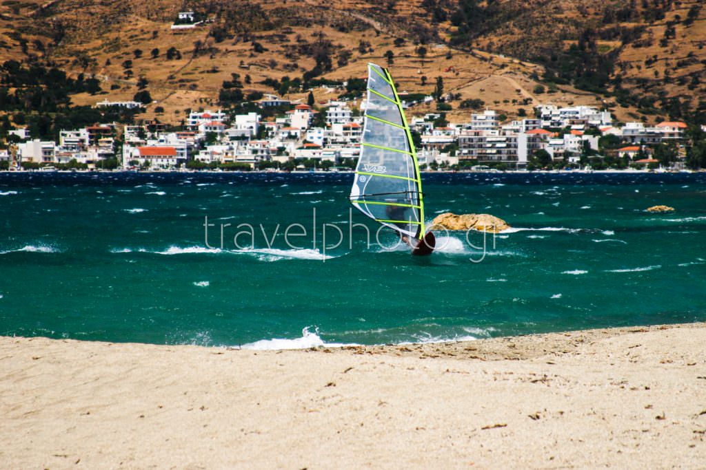 Wind surf στη παραλία Μεγάλη Άμμος στο Μαρμάρι νότιας Ευβοίας.
