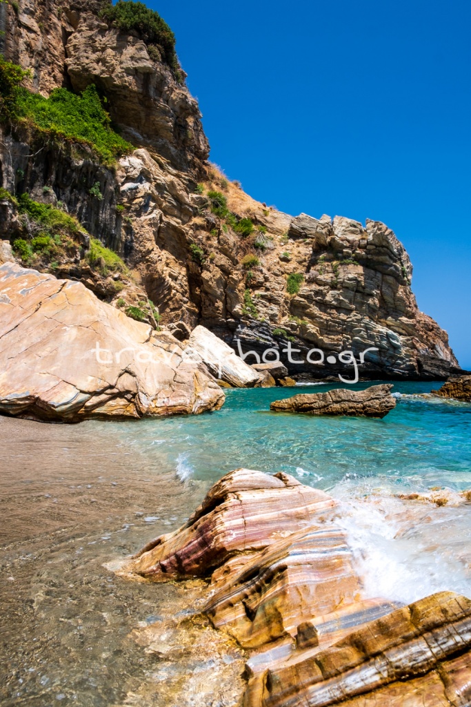 Παραλία στη νότια Εύβοια, περιοχή Κάβο Ντόρο (Καφηρέας)
