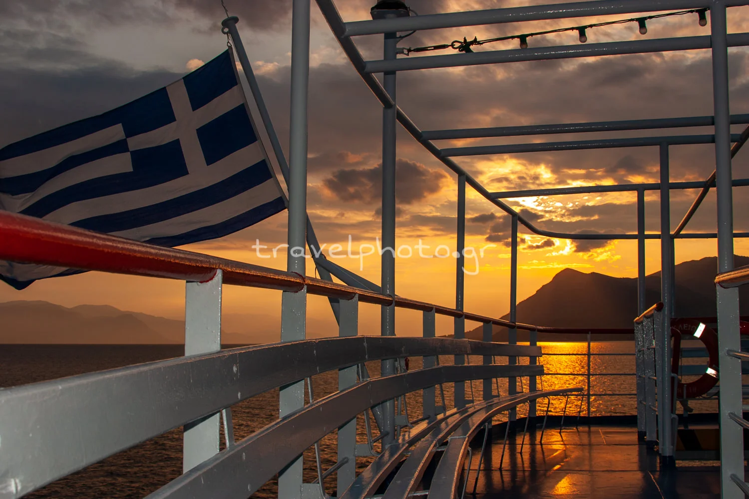 Σημαία ηλιοβασίλεμα Αρκίτσα Αιδηψός καραβάκι