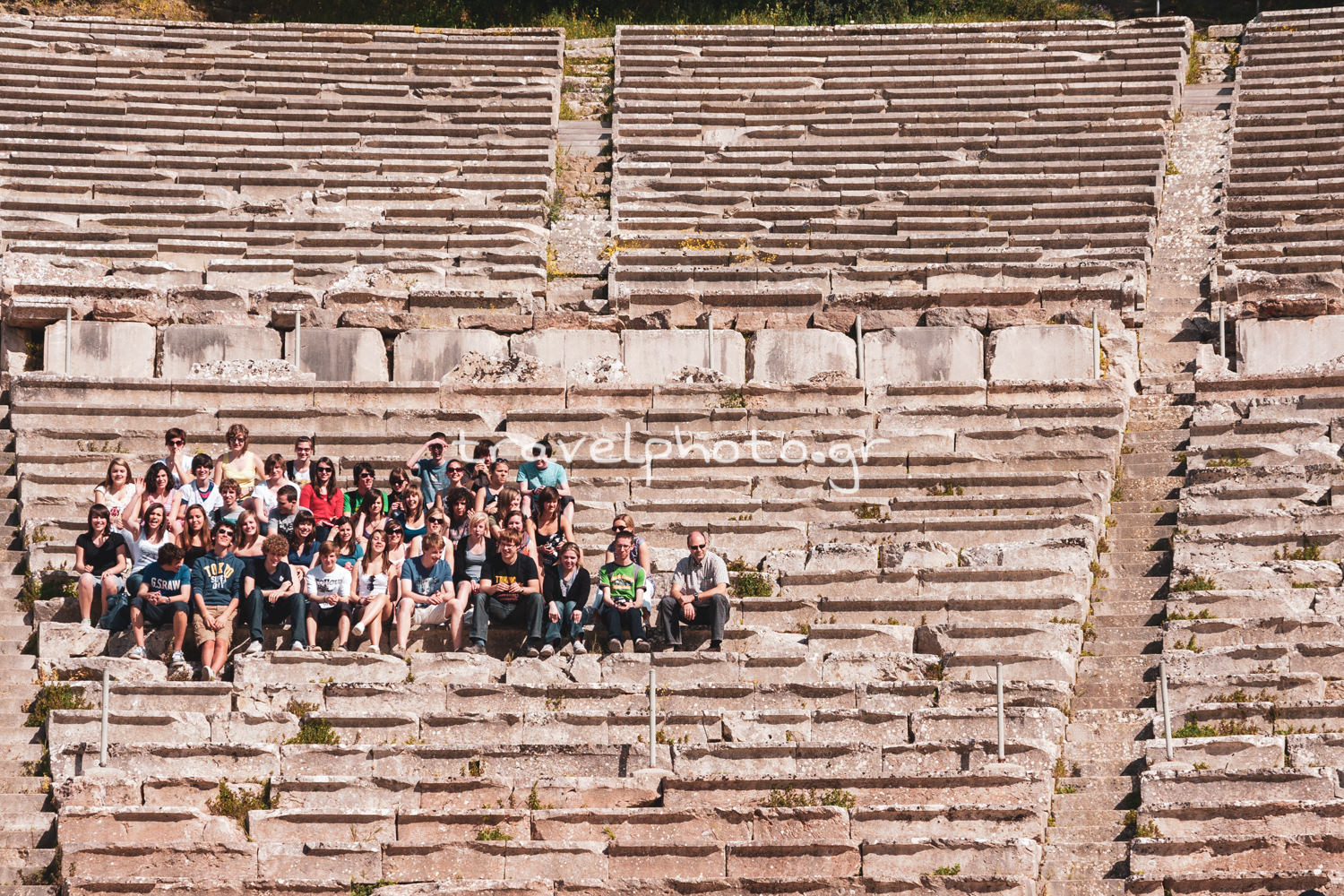 γκρουπ μαθητών στο Μεγάλο αρχαίο θέατρο Επιδαύρου
