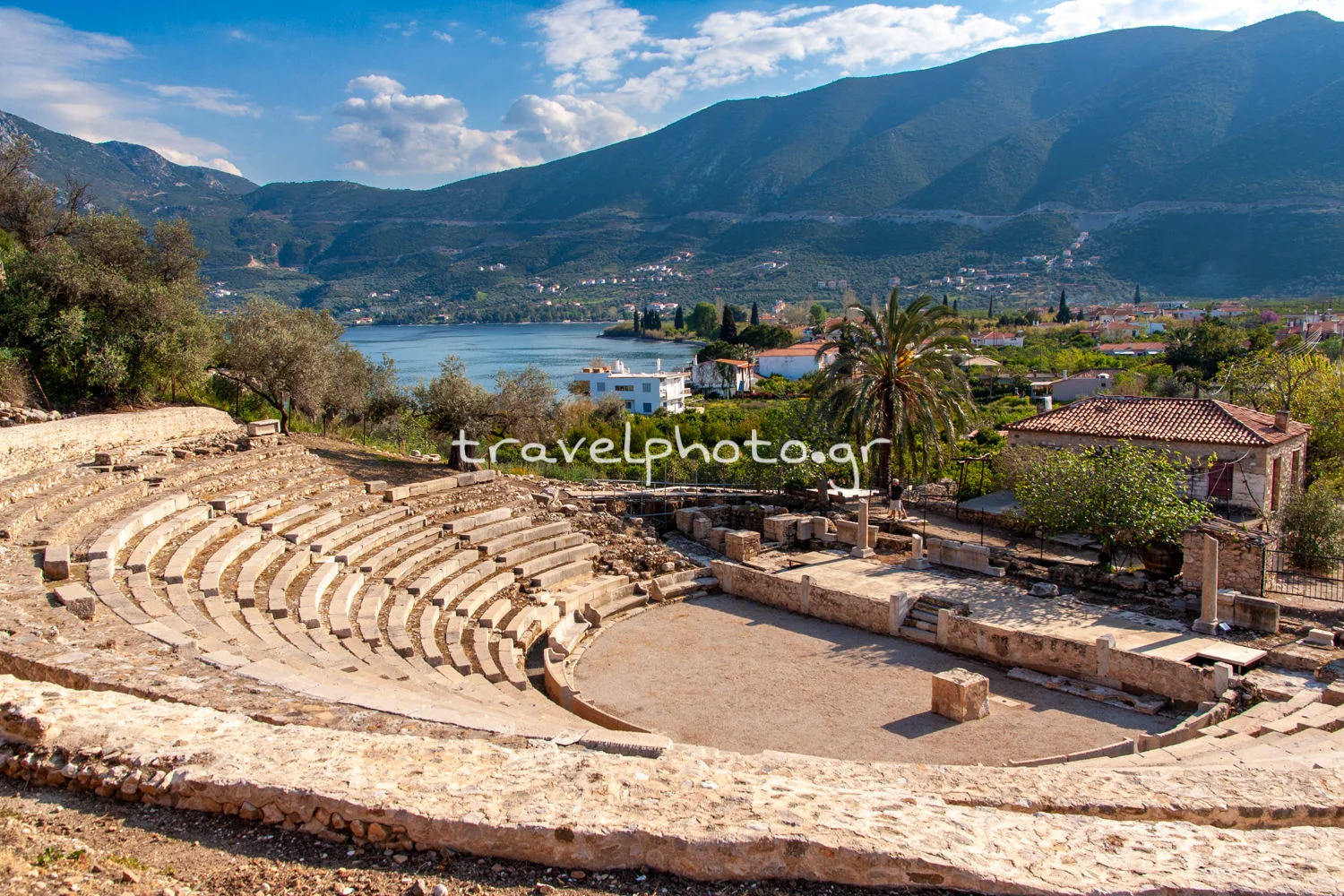 Το μικρό αρχαίο θέατρο Επιδαύρου θέα θάλασσα