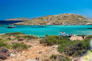Arki Arki - The beach of Tiganakia and the islet of Avatisto, the narrow is a favourite haunt of sailors