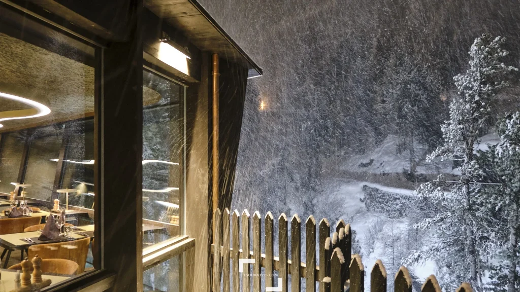Restaurant Zer Schlucht Saas Fee snowing