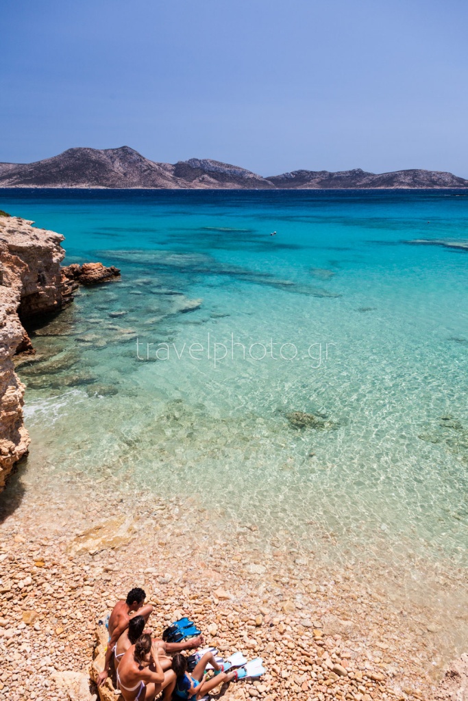 Παραλία και γαλαζοπράσινα νερά στα Κουφονήσια