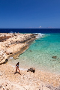 Παραλία και γαλαζοπράσινα νερά στα Κουφονήσια