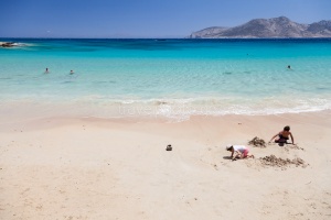 Παραλία και γαλαζοπράσινα νερά στα Κουφονήσια