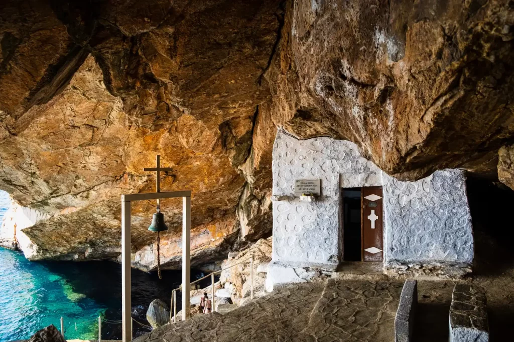 Παρεκκλήσι Αγίου Στεφανου σπηλιά Σύρος