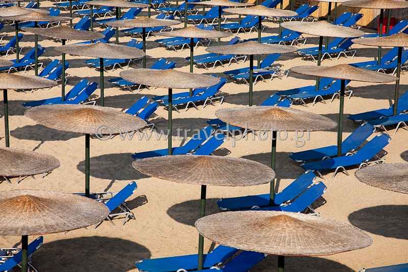 Οργανωμένη παραλία με ξαπλώστρες και ομπρέλες