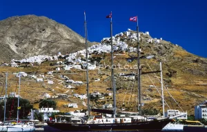 Η Χώρα από το Λιβάδι το λιμάνι της Σερίφου