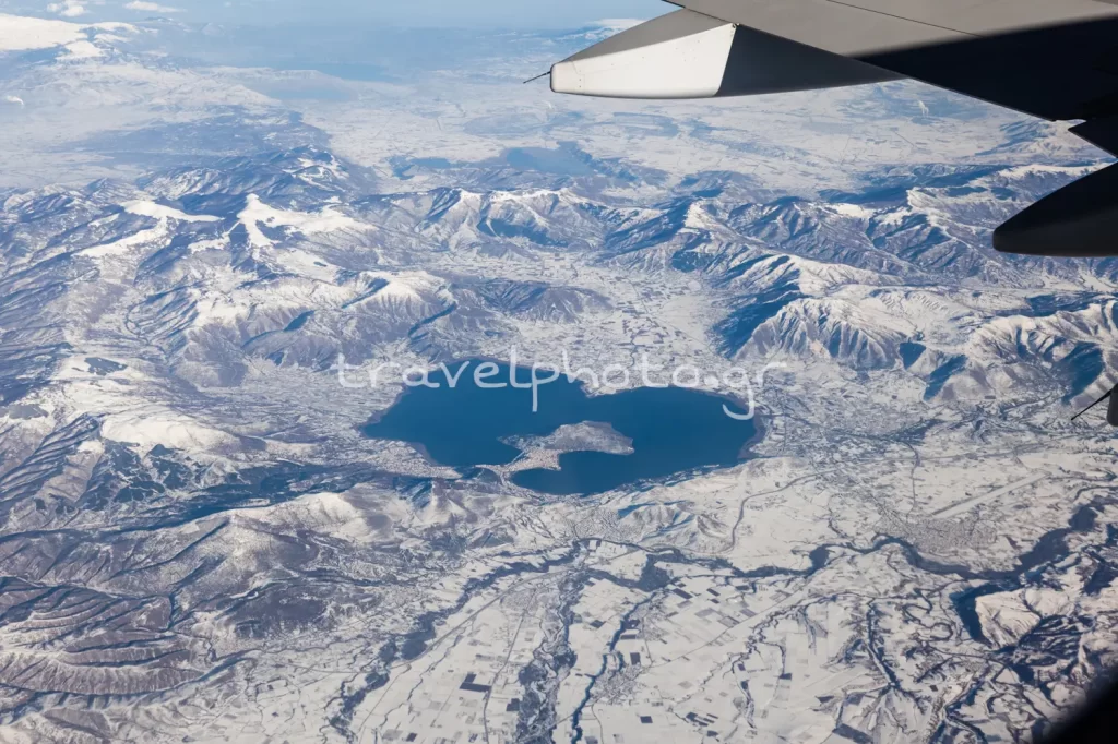 Λίμνη Καστοριάς Ορεστιάδα θεα από το παράθυρο αεροπλάνου