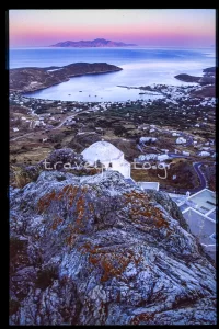 Ο Άγιος Κωνσταντίνος Σέριφος στη κορυφή του λόφου με την υπέροχη θέα στη Σίφνο και το Αιγαίο