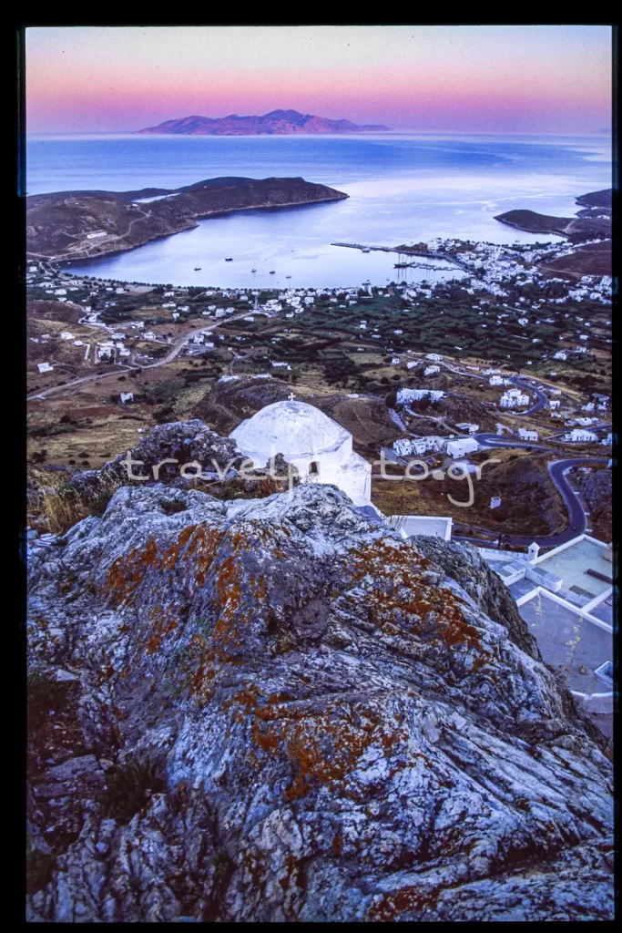 Ο Άγιος Κωνσταντίνος Σέριφος στη κορυφή του λόφου με την υπέροχη θέα στη Σίφνο και το Αιγαίο