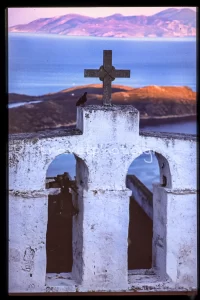 Ο Άγιος Κωνσταντίνος στη κορυφή του λόφου με την υπέροχη θέα