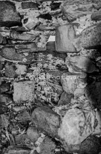 Χώρα Σερίφου μέσα από το τείχος του κάστρου