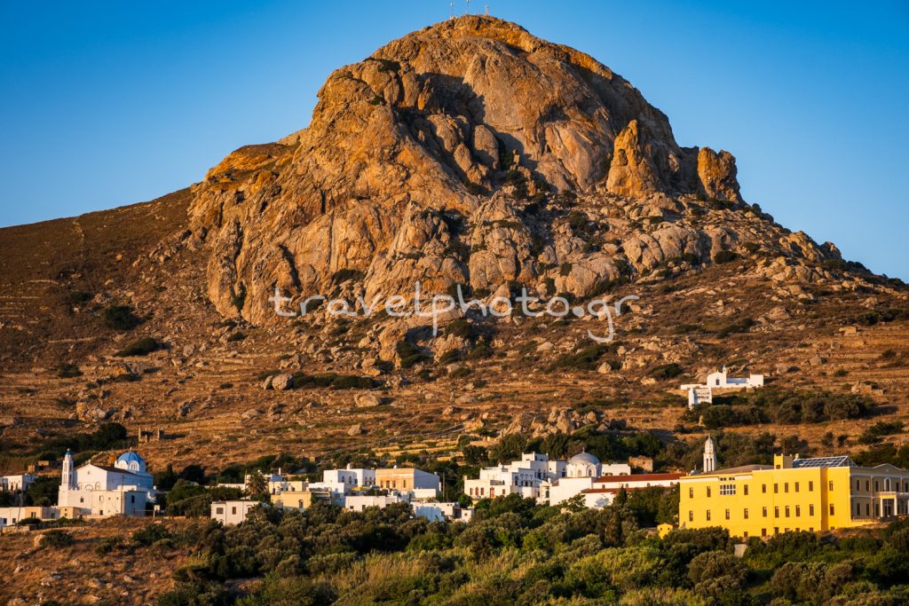 Η Ξινάρα και ο Κάμπος του Τσόκλη λόφος με το κάστρο του Εξώμβουργου στην Τήνο