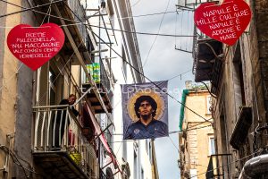 Καρδούλες και Μαραντόνα από τα μπαλκόνια της Νάπολης