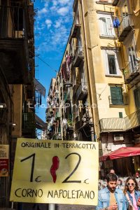 Η κόκκινη πιπεριά είναι το γούρι της Νάπολης και γιαυτό θα την βρείτε ίσως όσο συχνά όσο και τον Μαραντόνα!