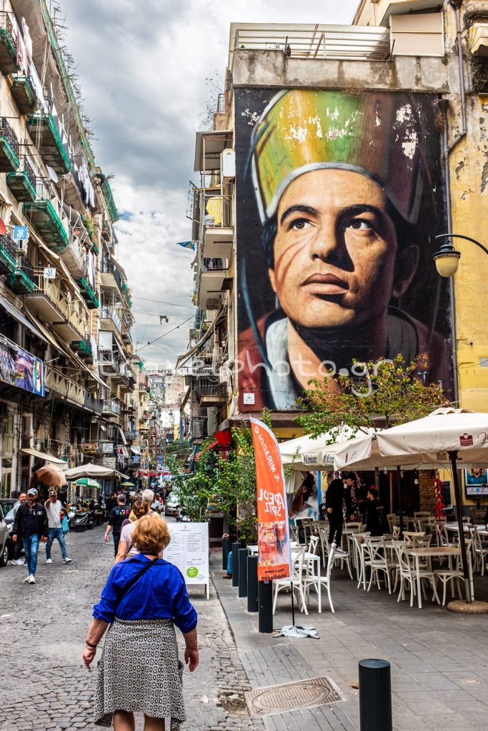 Γκράφιτι και αφίσες παντού. Περπατώντας στη Νάπολη