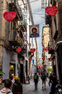 Θα τον βρείτε σχεδόν παντού στη Νάπολη. Ο Μαραντόνα ζει ακόμα στην Νότια Ιταλία