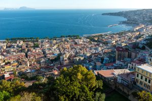 Η παραλιακή και πιο προσεγμένη και καθαρή πλευρά της Νάπολης