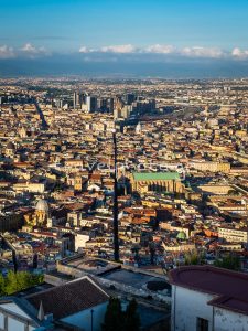 Κομμάτι της Νάπολης με το ιστορικό κέντρο και τον σιδηροδρομικό σταθμό