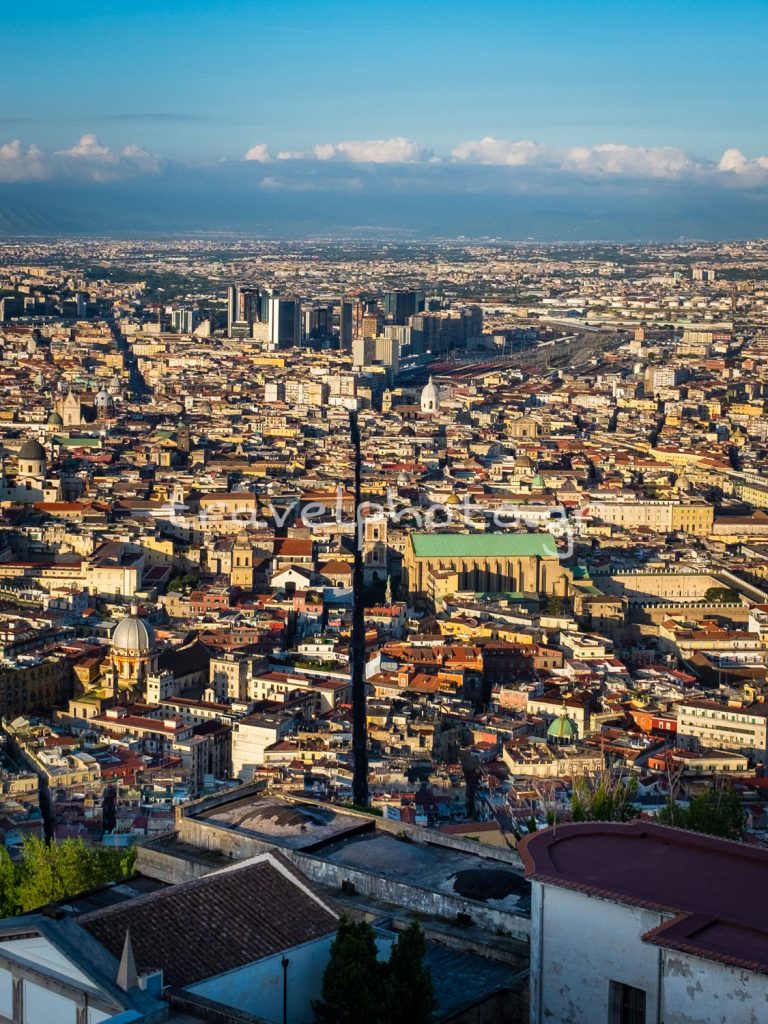 Κομμάτι της Νάπολης με το ιστορικό κέντρο και τον σιδηροδρομικό σταθμό