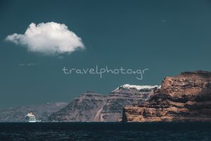 Θέα Σαντορίνης απο λιμάνι Αθηνιός