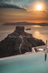 Σαντορίνη ηλιοβασίλεμα Σκάρος πισίνα