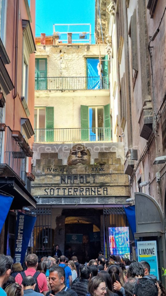Η κάπως κρυμμένη είσοδος για την υπόγεια Νάπολη/Napoli Sotterranea